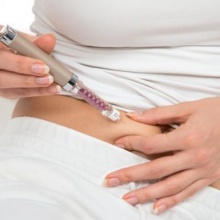 a-woman-injects-insulin-into-her-stomach-400x400